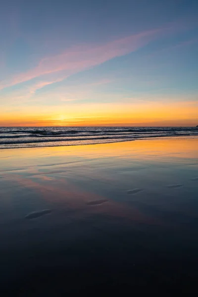Αντανάκλαση Του Κόκκινου Ηλιοβασιλέματος Στο Υγρό Άμμο Στην Παραλία Και — Φωτογραφία Αρχείου