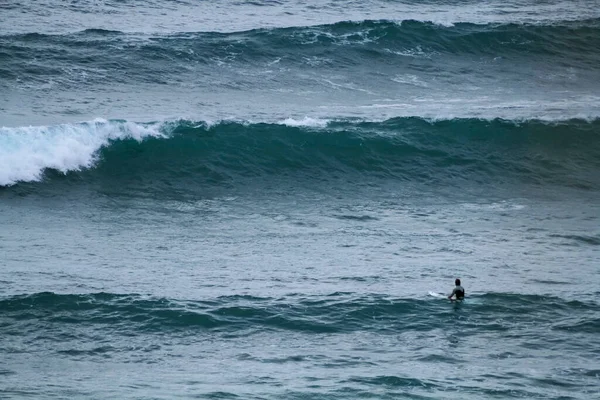 대서양 포르투갈의 해변에서 파도타기를 사람이 파도타기를 — 스톡 사진