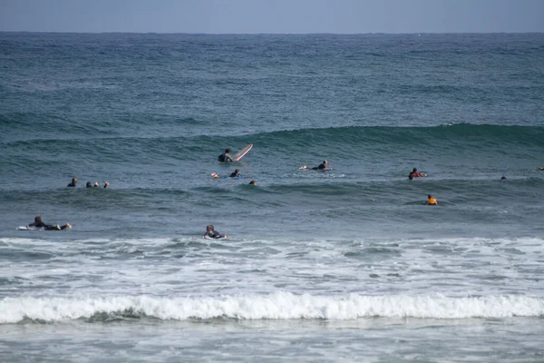 파도타기하는 사람들은 대서양상 포르투갈 해변에 밀려오는 사이에 파도타기 — 스톡 사진