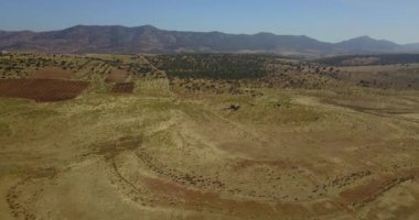 İspanya 'nın güneyindeki Extremadura' da çorak ve kuru bir arazi üzerinde uçarken.