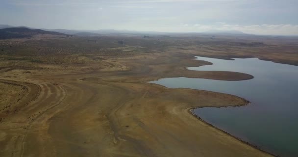 Luftaufnahme Eines Reservoirs Mit Niedrigwasser Einer Sehr Kargen Und Trockenen — Stockvideo