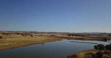 İspanya 'nın güneyindeki Extremadura' da çok çorak ve kuru bir arazide alçak suyu olan bir nehrin havadan görünüşü.