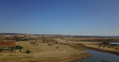 İspanya 'nın güneyindeki Extremadura' da çok çorak ve kuru bir arazide alçak suyu olan bir nehrin havadan görünüşü.