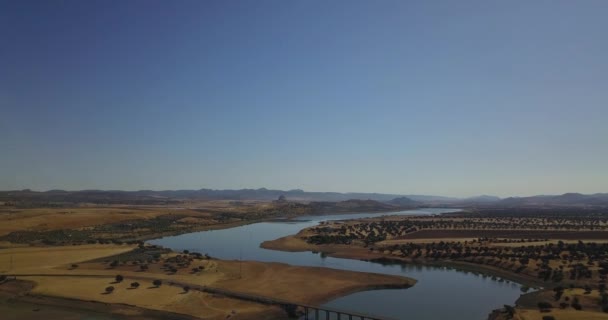 Luftaufnahme Eines Flusses Mit Niedrigwasser Einer Sehr Kargen Und Trockenen — Stockvideo