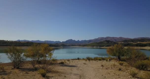 Luftaufnahme Eines Stausees Einer Kargen Und Trockenen Landschaft Der Extremadura — Stockvideo