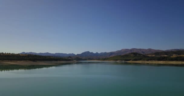 Luftaufnahme Eines Stausees Einer Kargen Und Trockenen Landschaft Der Extremadura — Stockvideo