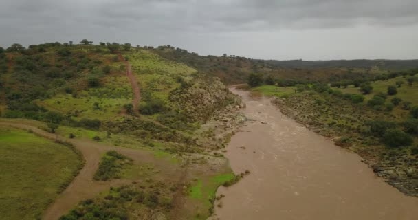 Luftaufnahme Des Chanza Flusses Einer Trockenen Landschaft Der Sierra Aracena — Stockvideo