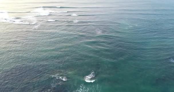 Yaklaşan Dalgalarla Atlantik Okyanusu Nun Havadan Görünüşü Beyaz Sprey — Stok video