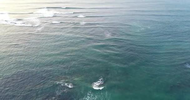 Vista Aérea Oceano Atlântico Com Ondas Aproximando Spray Branco — Vídeo de Stock