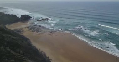 Kırılan dalgalarla kıyı bölgesinin havadan görüntüsü