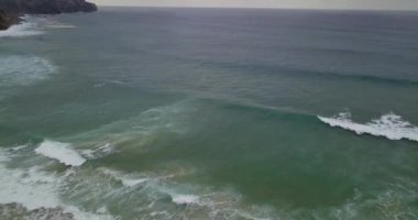 Yaklaşan dalgalarla Atlantik Okyanusu 'nun havadan görünüşü, beyaz sprey 