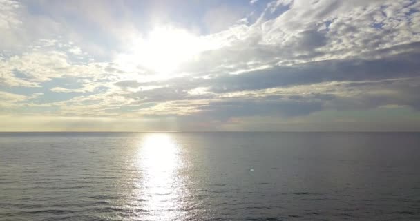 Pemandangan Udara Terbang Lintas Pantai Dengan Gelombang Mendekat Semprotan Putih — Stok Video