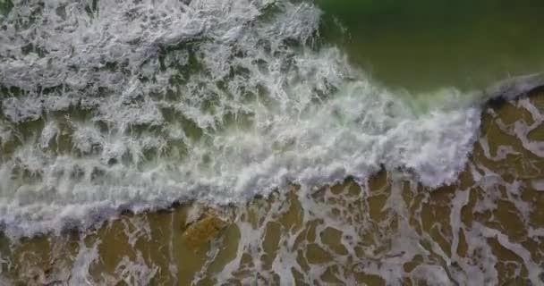 Kırılan Dalgalarla Kıyı Bölgesinin Havadan Görüntüsü — Stok video