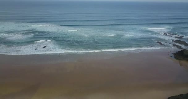 Luftaufnahme Eines Küstenabschnitts Mit Sich Nähernden Brechenden Wellen — Stockvideo