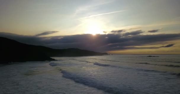 北部西班牙岩石海岸 云彩和阳光的无人机镜头 — 图库视频影像