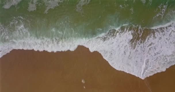 Luftaufnahme Eines Küstenabschnitts Mit Sich Nähernden Brechenden Wellen Und Gischt — Stockvideo