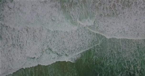 Aerial View Coastal Section Approaching Breaking Waves Spray — Stock Video