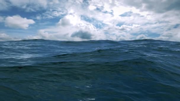 Näkymä Horisonttiin Levottoman Veden Pinnan Voimakkaasti Pilvinen Taivas Päivällä Kuva — kuvapankkivideo