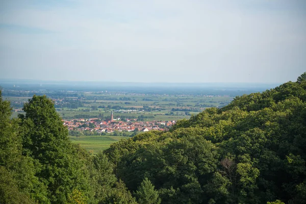 Rhineland-Palatinate 'deki güney şarap rotasında küçük bir köy.