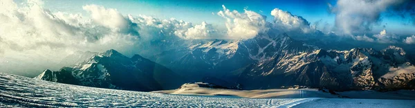 Панорама из Эльбруса, Пуштуховы скалы — стоковое фото