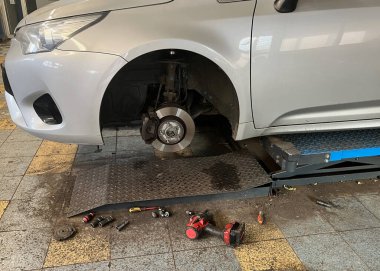 Atölyede Lastik Değişikliği sırasında Araba Tekerleği Çıkarma. Yüksek kalite fotoğraf