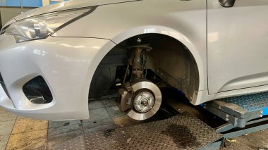 Atölyede Lastik Değişikliği sırasında Araba Tekerleği Çıkarma. Yüksek kalite fotoğraf