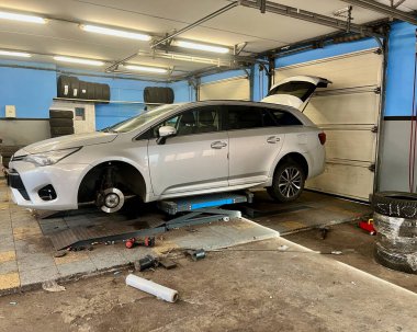 Atölyede Lastik Değişikliği sırasında Araba Tekerleği Çıkarma. Yüksek kalite fotoğraf