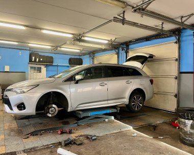 Atölyede Lastik Değişikliği sırasında Araba Tekerleği Çıkarma. Yüksek kalite fotoğraf