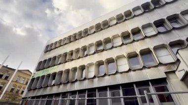 Teplice, Çek Cumhuriyeti - 02.10.2025: Yıkımdan önce telekomünikasyon merkezi. Yüksek kaliteli FullHD görüntüler