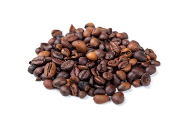 Beyaz arka planda kavrulmuş kahve çekirdekleri.