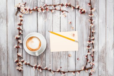  ahşap doku bahar beyaz çiçekleri yanında kahve