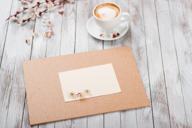 Bir fincan kahve ahşap doku bahar beyaz çiçekleri yanında. Metin için yer.