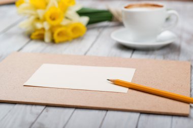  ahşap doku bahar beyaz çiçekleri yanında kahve