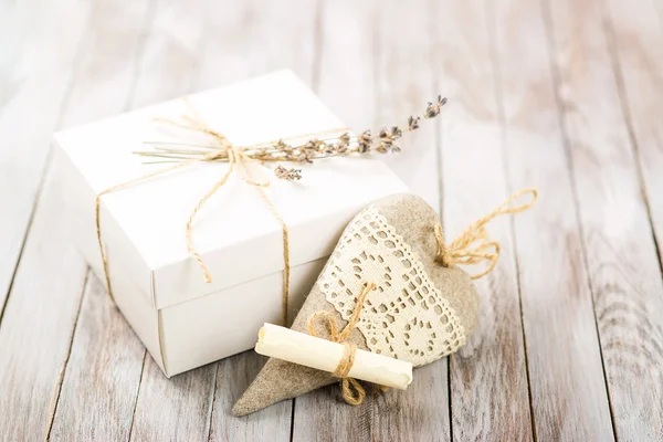 Kotak hadiah putih dengan benang merah dan butiran lavender dengan tangan — Stok Foto