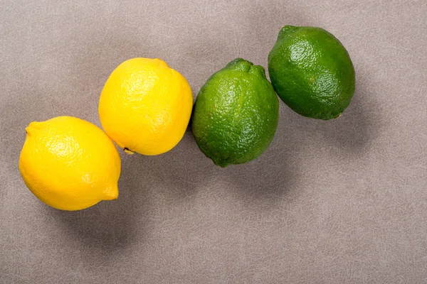 Citron jaune et citron vert sur la table. Vue du dessus — Photo