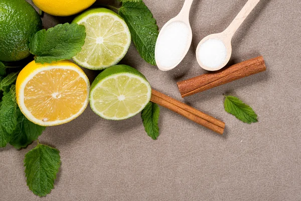 Yellow lemon, lime and green mint leaves on the table. Top view — Stock Photo, Image