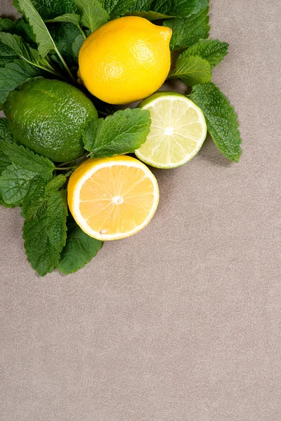 노란색 레몬, 라임, 그린 민트 테이블에 나뭇잎. 상위 뷰 — 스톡 사진