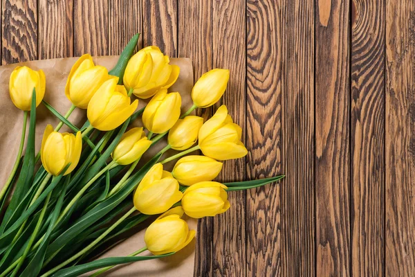 Tulipani gialli freschi su fondo di legno. Vista dall'alto . — Foto Stock