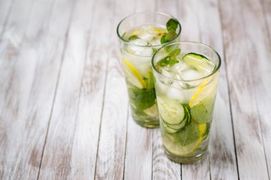 Limon, nane ve salatalığın üzerinde ahşap açık renkli su. Suyu Detoks.