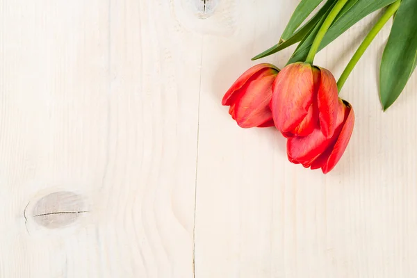 Tulipani su uno sfondo di legno. Spazio per il testo. Vista dall'alto — Foto Stock