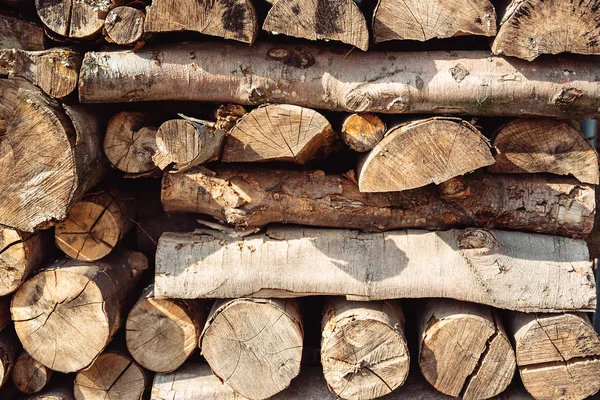 Kış için hazırlanmış odun yığını