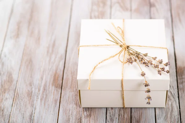 Caja regalo blanca con cordel rústico y ramita de lavanda — Foto de Stock