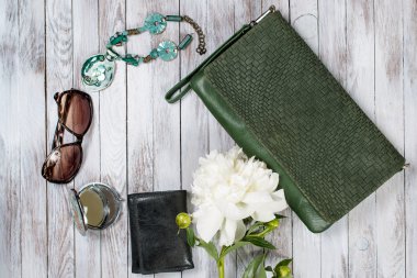 Bayan aksesuarlar Beyaz ahşap zemin üzerinde. Üstten Görünüm.