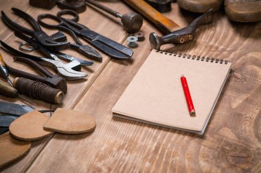 Dizi araçları, defter, kalem kunduracı ahşap zemin için.