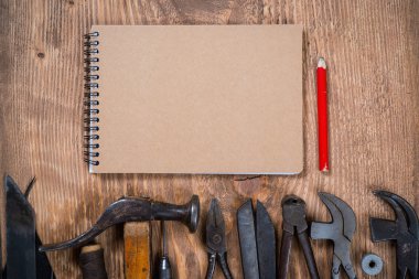 Dizi araçları, defter, kalem kunduracı ahşap zemin için.