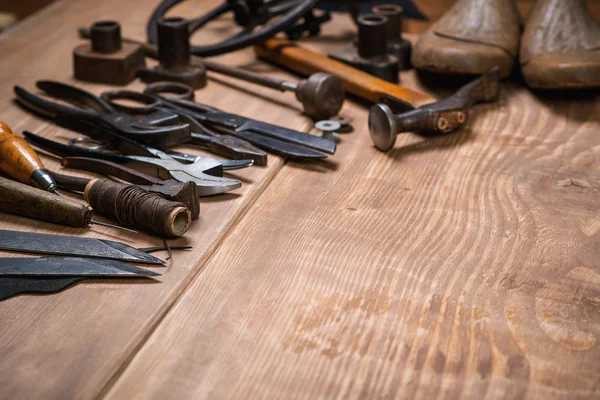 Conjunto de ferramentas para sapateiro em fundo de madeira. Espaço de cópia . — Fotografia de Stock