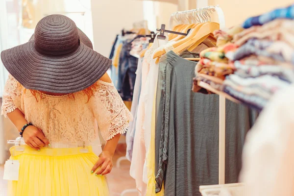 Młoda kobieta w czarny kapelusz, zakupy w sklepie kobiet. Czas na zakupy. Letnia Wyprzedaż. — Zdjęcie stockowe