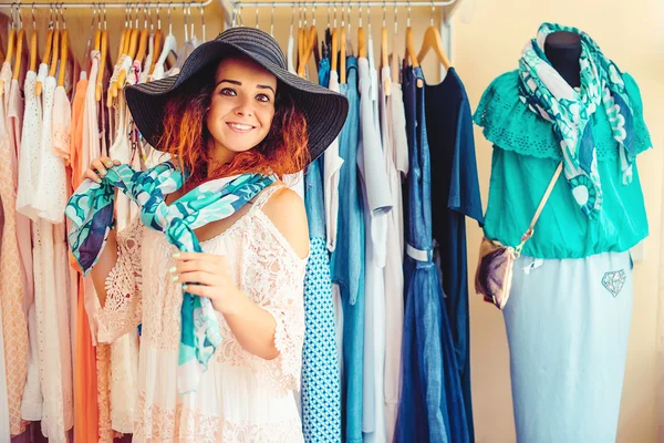 Mujer bonita joven en sombrero negro probándose nuevos accesorios en la tienda de ropa. Mujer sonrisa y mirando a la cámara. Hora de comprar. Venta de verano . —  Fotos de Stock