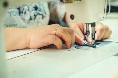 Kadınların elleri arkasında onun dikiş.