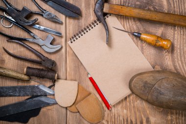 Dizi araçları, defter, kalem kunduracı ahşap zemin için.